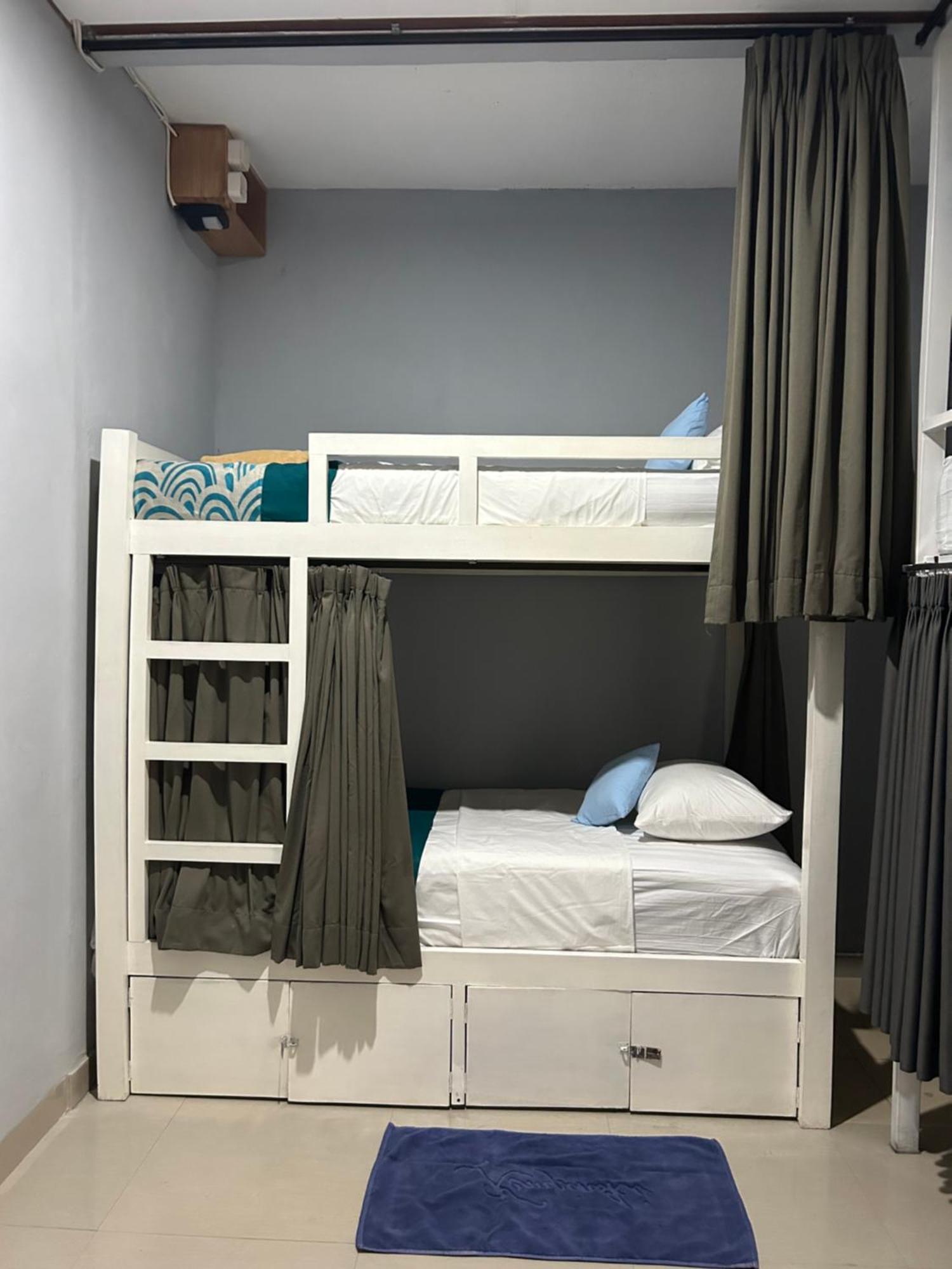 Blue Waves Hostel Amed Ambat Екстериор снимка