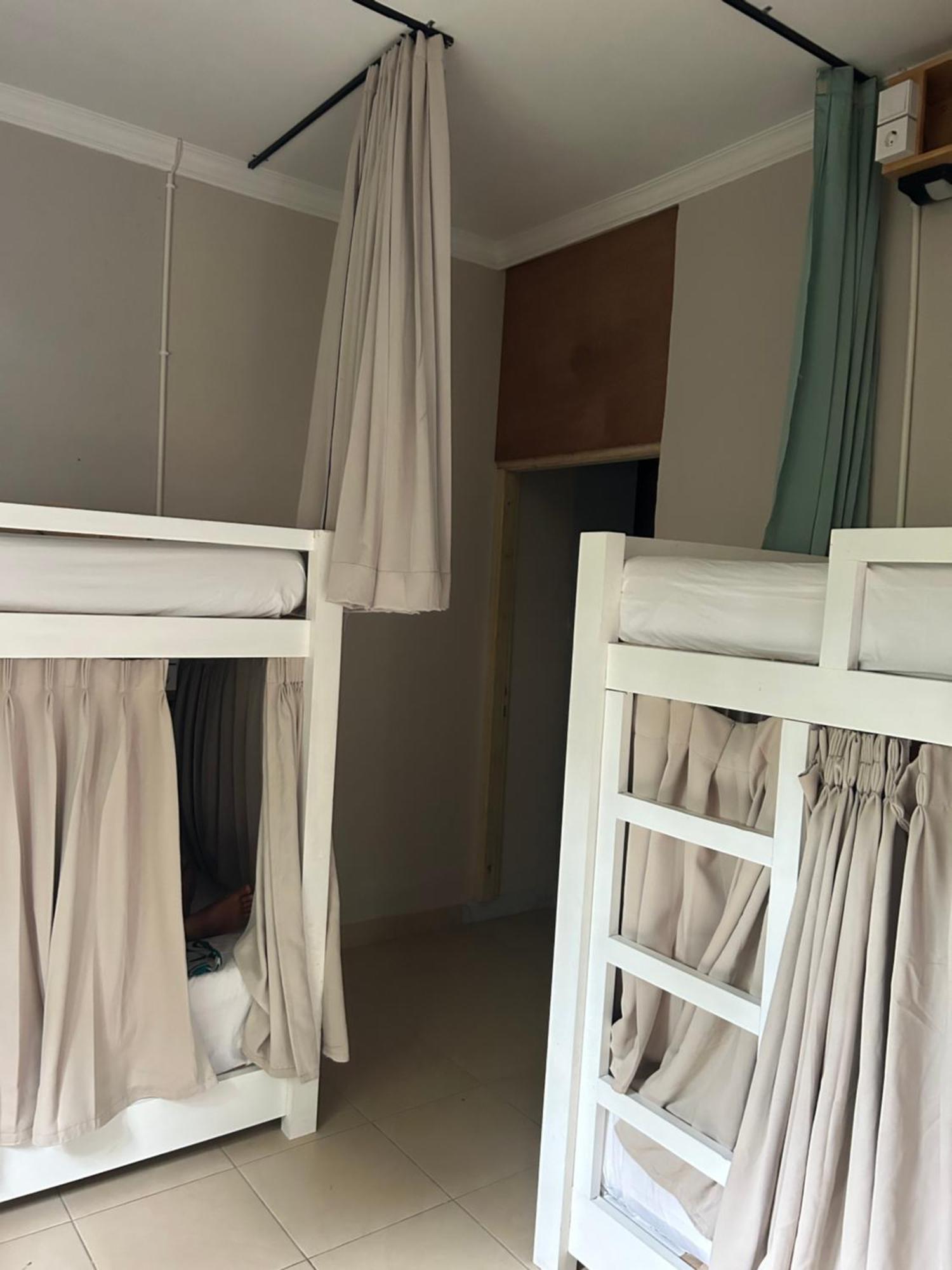 Blue Waves Hostel Amed Ambat Екстериор снимка